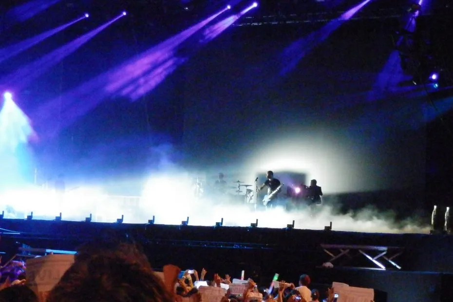 Palco do Lollapalooza Brasil iluminado em roxo, com público em primeiro plano, no Autódromo de Interlagos