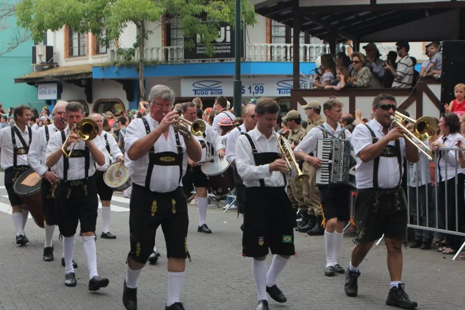 Banda alemã se apresenta para o público da Oktoberfest de Blumenau
