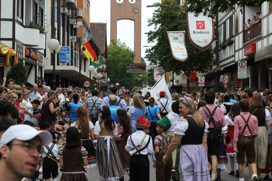 Público na Oktoberfest de Blumenau, em Santa Catarina