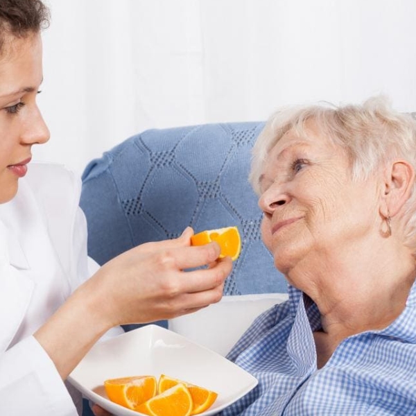 Cuidados e importância da alimentação do idoso 